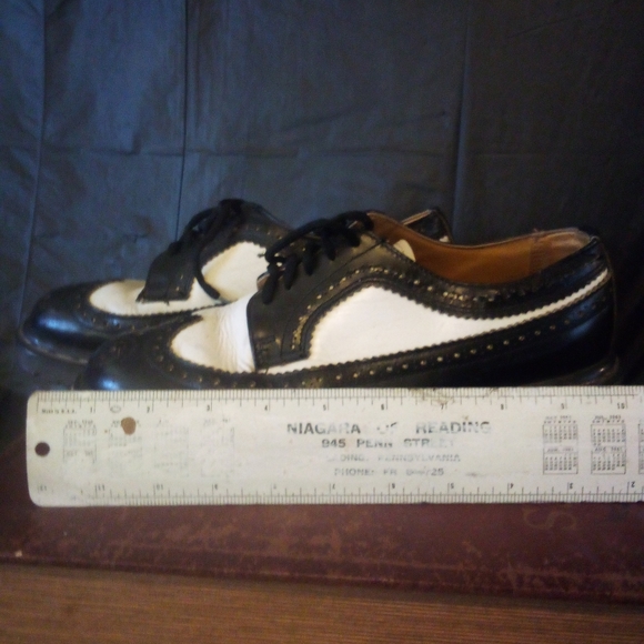 Dr. Martens Mens USA 8  Ladies 9  Run Large Black and White Oxford Shoes - Picture 2 of 14